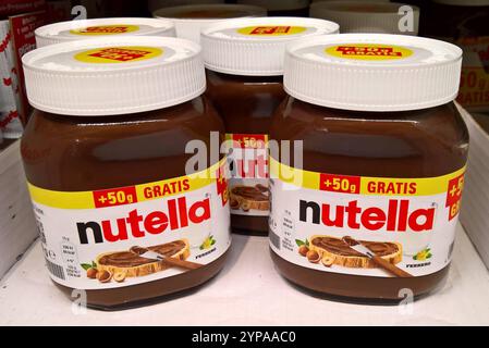 Nutella ist eine Nuss-Nougat-Creme des italienischen Herstellers Ferrero. SIE besteht überwiegend aus Zucker mit Zutaten von Palmöl, gerösteten Haselnüssen, Milchpulver, Kakao, Sojalecithin und Vanillin. In Deutschland gibt es Nutella seit 1965. Foto: Nutella-Glas im Supermarkt *** la Nutella è una crema di torrone di noci del produttore italiano Ferrero si compone principalmente di zucchero con ingredienti di olio di palma, nocciole arrostite, latte in polvere, cacao, lecitina di soia e vanillina in Germania, Nutella è disponibile nei supermercati dal 1965 Photo Nutella jar Foto Stock