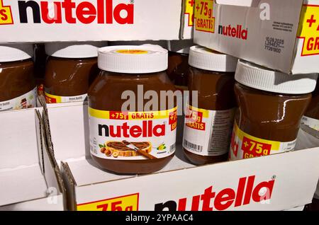 Nutella ist eine Nuss-Nougat-Creme des italienischen Herstellers Ferrero. SIE besteht überwiegend aus Zucker mit Zutaten von Palmöl, gerösteten Haselnüssen, Milchpulver, Kakao, Sojalecithin und Vanillin. In Deutschland gibt es Nutella seit 1965. Foto: Nutella-Glas im Supermarkt *** la Nutella è una crema di torrone di noci del produttore italiano Ferrero si compone principalmente di zucchero con ingredienti di olio di palma, nocciole arrostite, latte in polvere, cacao, lecitina di soia e vanillina in Germania, Nutella è disponibile nei supermercati dal 1965 Photo Nutella jar Foto Stock