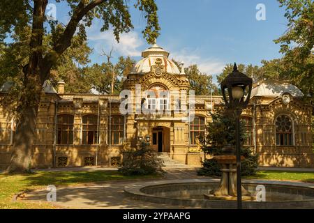 Un grande edificio marrone con un orologio sul davanti Foto Stock