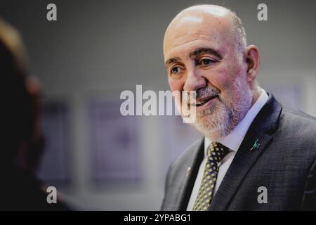 Ron Prosor, Israelischer Botschafter in Deutschland, aufgenommen im Rahmen eines interviste a Berlino, 20.11.2024. Berlin Deutschland *** Ron Prosor, ambasciatore israeliano in Germania, registrato durante un'intervista a Berlino, 20 11 2024 Berlino Germania Copyright: XFlorianxGaertnerx Foto Stock