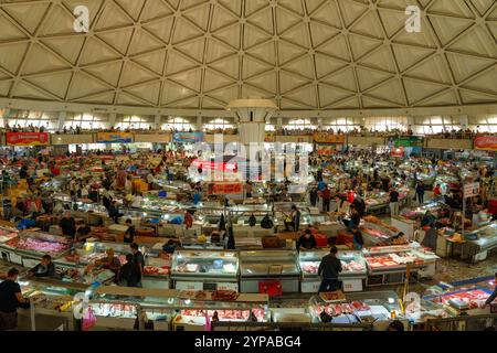 Un grande mercato al coperto con molte persone che fanno shopping Foto Stock