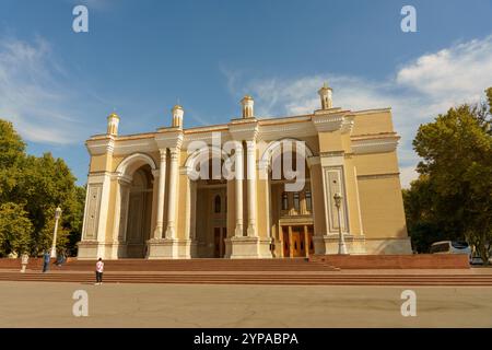 Un grande edificio con una facciata bianca e una base in mattoni rossi Foto Stock