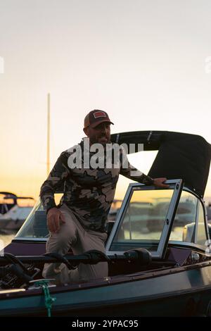 Un uomo è tornato dalla pesca su una barca Foto Stock