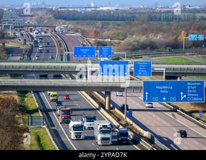 Schkeuditz, Germania. 26 novembre 2024. I veicoli passano attraverso lo svincolo di Schkeuditzer Kreuz sulla A14 all'aeroporto di Lipsia/Halle. Il raccordo autostradale con le autostrade A9 e A14 nella conurbazione di Lipsia Halle è un importante centro di traffico e logistica. Crediti: Hendrik Schmidt/dpa/Alamy Live News Foto Stock