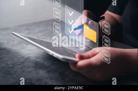 Caricamento dei documenti dalla cartella. Apri la cartella file con documenti volanti con il tablet digitale. Backup trasferimento dati. Condivisione di file e trasferimento di documenti. Foto Stock