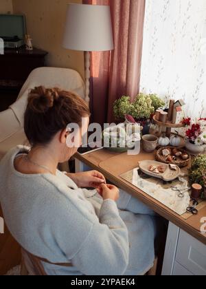 La donna in casa indossa la sua comoda scrivania Foto Stock