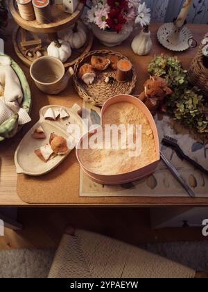 Tavolo da lavoro con strumenti e materiali per la creazione di giocattoli per peluche Foto Stock