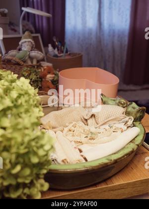 Tavolo da lavoro con strumenti e materiali per la creazione di giocattoli per peluche Foto Stock