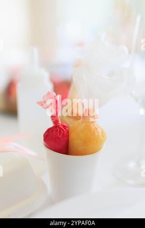 Processo di preparazione dei dessert, ripieno di frutta Foto Stock