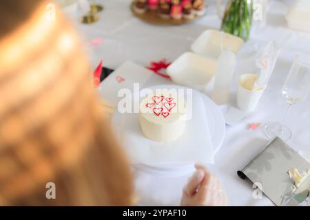 Piccola torta bento bianca in stile coreano con cuori Foto Stock