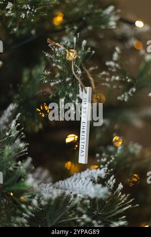 Ornamento in legno con calda luce bokeh Foto Stock