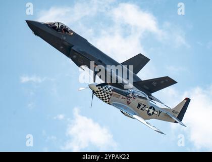 Il maggiore Kristin 'BEO' Wolfe, pilota e comandante dell'F-35A Lightning II Demonstration Team, vola in formazione con un P-51 Mustang pilotato da Foto Stock