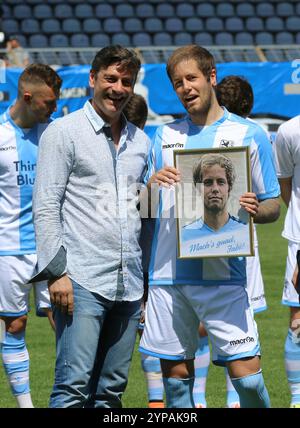 München, Deutschland, 21. Mai 2016: Fussball, Herren, TSV 1860 München II - TSV Rain/Lech, Grünwalder Stadion Oliver Kreuzer, Sportdirektor TSV 1860 München (li.) mit Fabian Hürzeler (TSV 1860 München II) bei Seiner Verabschiedung Foto Stock