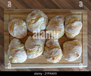 Berlino, Germania. 8 settembre 2024. Otto panini freschi appena sfornati giacciono su una tavola di legno. Credito: Soeren Stache/dpa/Alamy Live News Foto Stock