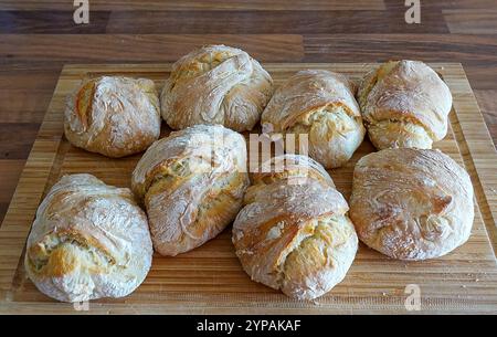 Berlino, Germania. 8 settembre 2024. Otto panini freschi appena sfornati giacciono su una tavola di legno. Credito: Soeren Stache/dpa/Alamy Live News Foto Stock