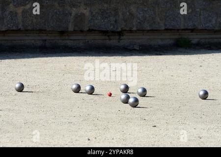 Petanque, bocce su un campo da bocce, Francia, Bretagna, Saint-Malo Foto Stock