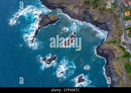 Isole di roccia lavica nell'Atlantico sulla costa di Seixal, foto aerea, Madeira Foto Stock