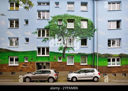 Edificio residenziale con alberi dipinti sulla facciata dopo un rinnovamento efficiente dal punto di vista energetico, Germania, Renania settentrionale-Vestfalia, Ruhr area, Bochum Foto Stock