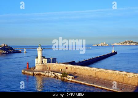 L'entrata del porto di la Joliette e dello Chateau d'If, Francia, Bouches du Rhone, Marsiglia Foto Stock