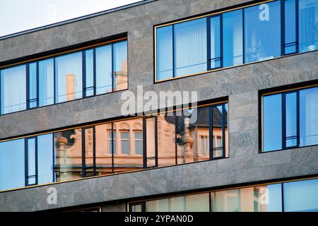 Antica architettura riflessa in un moderno edificio funzionale, Germania, bassa Sassonia, Brunswick Foto Stock