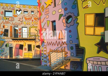 Happy Rizzi House, edificio residenziale con dipinti pop art, Germania, bassa Sassonia, Brunswick Foto Stock