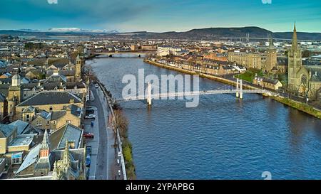 Inverness Highland Scozia scena invernale di novembre River Ness Huntly Street il bianco Greig Street Suspension Bridge Bank Street e le colline innevate Foto Stock