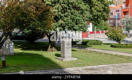 Vila Nova de Famalicao, Braga, Portogallo - 22 ottobre 2020: Busto statua di Alvaro Folhadela Marques, sindaco di Vila Nova de Famalicao nella storica città Foto Stock
