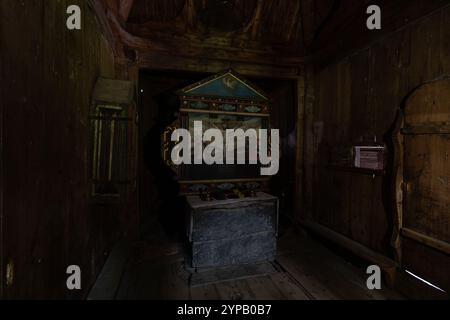 Un altare dedicato a Sant'Andrea all'interno della chiesa di Borgund Stave in Norvegia, costruito nel XII secolo. Il design intricato della struttura in legno è impreziosito Foto Stock