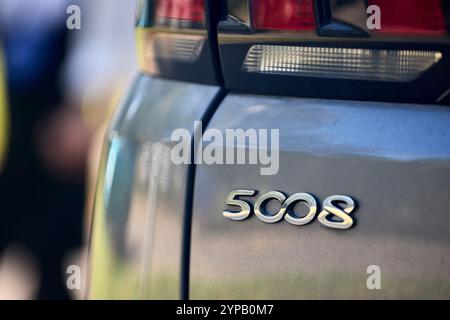 Minsk, Bielorussia - 18 settembre 2024: Peugeot 5008 seconda generazione P87 2017-2024 con dettagli luce di posizione posteriore e stemma 5008 logo scudo focu selettivo Foto Stock