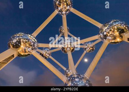 Atomium costruito per il 1958 Fiera mondiale di Bruxelles (Expo 58) su Plateau du Heysel / Heizel a Bruxelles, Belgio © Wojciech Strozyk / Alamy Stock Photo Foto Stock