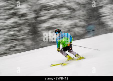 Janske Lazne, Repubblica Ceca. 29 novembre 2024. Gli sciatori godono dell'inizio della stagione a Skiresort Cerna hora - PEC a Janske Lazne (Spa), regione di Trutnov, Monti giganti, Repubblica Ceca, novembre 29, 2024. crediti: David Tanecek/CTK Photo/Alamy Live News Foto Stock