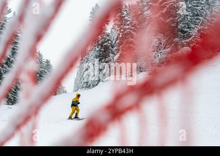 Janske Lazne, Repubblica Ceca. 29 novembre 2024. Gli sciatori godono dell'inizio della stagione a Skiresort Cerna hora - PEC a Janske Lazne (Spa), regione di Trutnov, Monti giganti, Repubblica Ceca, novembre 29, 2024. crediti: David Tanecek/CTK Photo/Alamy Live News Foto Stock