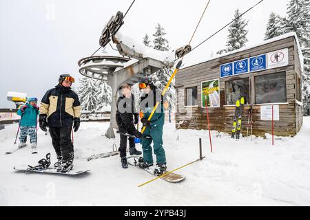 Janske Lazne, Repubblica Ceca. 29 novembre 2024. Gli snowboarder godono dell'inizio della stagione a Skiresort Cerna hora - PEC a Janske Lazne (Spa), regione di Trutnov, Monti giganti, Repubblica Ceca, novembre 29, 2024. crediti: David Tanecek/CTK Photo/Alamy Live News Foto Stock