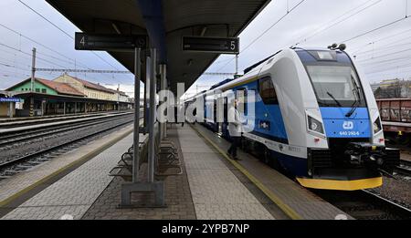 Otrokovice, Repubblica Ceca. 29 novembre 2024. Nuovo treno RegioPanter nella stazione ferroviaria di Otrokovice, Repubblica Ceca, 29 novembre 2024. Crediti: Dalibor Gluck/CTK Photo/Alamy Live News Foto Stock