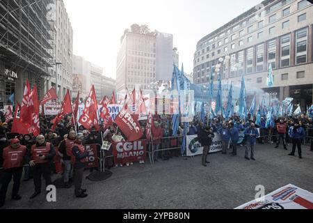 Milano, Italia. 29 novembre 2024. Centro del corteo di Cgil e Uil in occasione dello sciopero generaleMilano - Italia - Cronaca Venerd&#xec;, 29 novembre 2024 (foto di Marco Ottico/Lapresse) Cgil e Uil corteo raduno in occasione dello sciopero generale Milano, Italia - News venerdì 29 novembre 2024 (foto di Marco Ottico/Lapresse) crediti: LaPresse/Alamy Live News Foto Stock