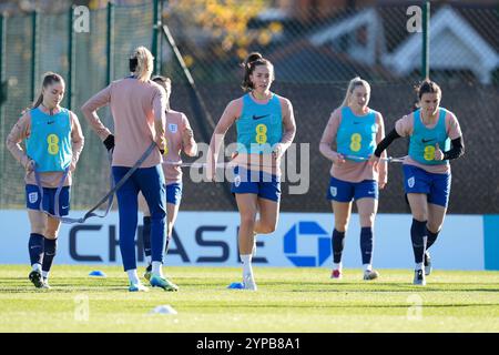 Maya le Tissier (centro) dell'Inghilterra durante una sessione di allenamento al Lensbury, Londra. Data foto: Venerdì 29 novembre 2024. Foto Stock