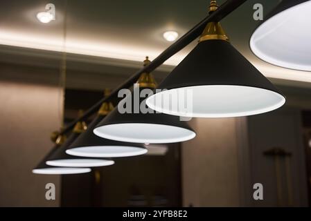 Scopri le moderne lampade a sospensione dal design elegante e accattivante per migliorare il tuo spazio Foto Stock