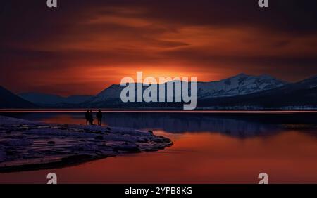 Silhouette di alcuni fotografi al tramonto sul lago McDonald, Glacier National Park, Montana Foto Stock