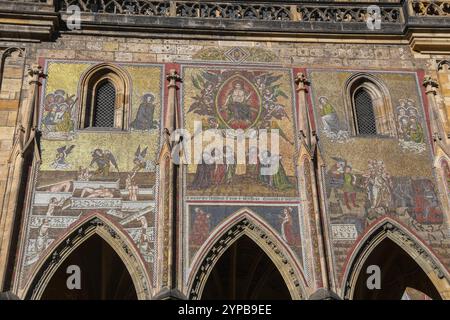 Praga, Repubblica Ceca 12 dicembre 2023, Mosaico del giudizio universale nella Cattedrale di San Vito Foto Stock