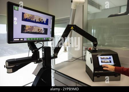 DEN HAAG - 29/11/2024, l'istituto di ricerca forense sta costruendo una banca dati di diversi tipi di inchiostro di sicurezza che può aiutare le agenzie investigative nelle loro indagini sui colpi di ATM. L'inchiostro di sicurezza si trova nei bancomat e finisce sulle banconote o sugli indumenti una volta che un bancomat viene fatto esplodere con un esplosivo. ANP LAURENS VAN PUTTEN netherlands Out - belgio Out Foto Stock