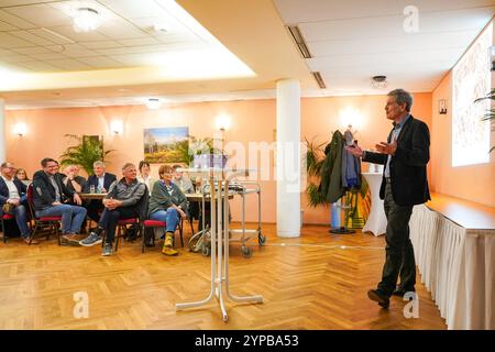 DAS Vorstandsmitglied der Bürgerinitiative Büttelborn21 Bernd Petri, gleichzeitig Kreisvorsitzender des NABU Groß-Gerau, kämpft gegen die Ablagerung von schwach radioativem Bauschutt vom RWE Atomkraftwerk in Biblis auf der lokalen Deponie und berichtet über die Artenvielfalt auf dem Deponiegelände - Büttelborn 29.11.2024: AWS Deponie der Riedwerke in Büttelborn *** Bernd Petri, membro del Consiglio di amministrazione dell'iniziativa Büttelborn21 Citizens e presidente di NABU Groß Gerau, sta conducendo una campagna contro lo scarico di scorie radioattive da costruzione a basso livello dalla centrale nucleare RWE di Biblis nella loca Foto Stock