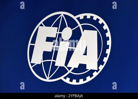 Doha, Qatar. 29 novembre 2024. Logo FIA. Formula 1 World Championship, Rd 23, Qatar Grand Prix, venerdì 29 novembre 2024. Doha, Qatar. Crediti: James Moy/Alamy Live News Foto Stock