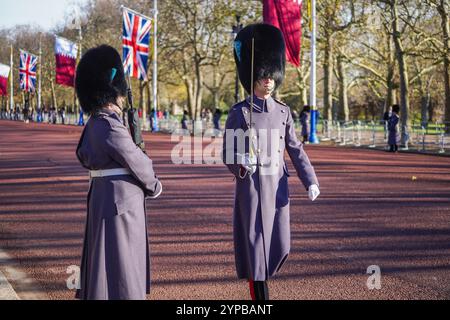 Londra, Regno Unito. 29 novembre 2024 i membri della divisione Household prendono parte alle prove in vista della visita di stato dell'emiro del Qatar nel Regno Unito. Sheikh Tamim bin Hamad al Thani . L'emiro del Qatar sarà accolto da re carlo III e dalla regina Camilla a Buckingham Palace martedì 3 dicembre credito. Amer Ghazzal/Alamy Live News Foto Stock