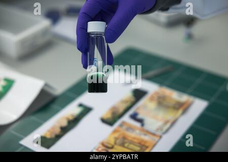 DEN HAAG - 29/11/2024, l'istituto di ricerca forense sta costruendo una banca dati di diversi tipi di inchiostro di sicurezza che può aiutare le agenzie investigative nelle loro indagini sui colpi di ATM. L'inchiostro di sicurezza si trova nei bancomat e finisce sulle banconote o sugli indumenti una volta che un bancomat viene fatto esplodere con un esplosivo. ANP LAURENS VAN PUTTEN netherlands Out - belgio Out Foto Stock