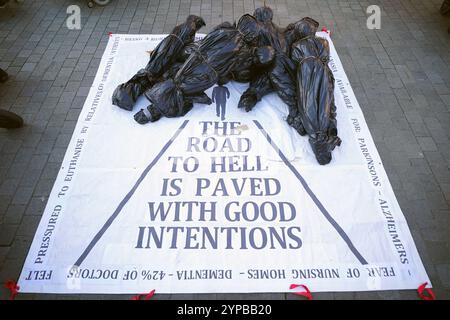 Le borse per il corpo vengono lasciate durante una dimostrazione all'Old Palace Yard di Westminster, Londra, per opporsi ai malati terminali adulti (End of Life) Bill. Data foto: Venerdì 29 novembre 2024. Foto Stock