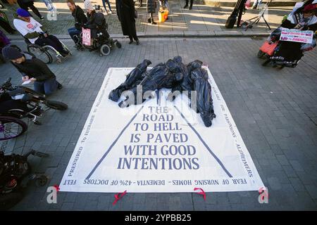 Le borse per il corpo vengono lasciate durante una dimostrazione all'Old Palace Yard di Westminster, Londra, per opporsi ai malati terminali adulti (End of Life) Bill. Data foto: Venerdì 29 novembre 2024. Foto Stock