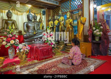 BANGKOK, THAILANDIA - 2 GENNAIO 2019: Una donna prega presso la statua del Buddha nel tempio buddista Wat Yannava Foto Stock