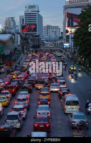 BANGKOK, THAILANDIA - 2 GENNAIO 2019: Auto in ingorgo serale sulla strada Ratchadamri Foto Stock