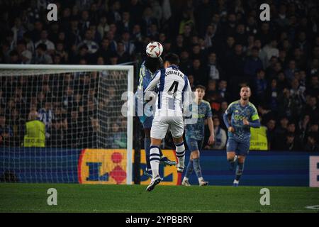 Donostia / San Sebastián, Gipuzkoa, Spagna - 28 novembre 2024: Martín Zubimendi si contenderà il pallone con Bertrand Traoré nella partita Real Sociedad vs AFC Ajax, parte dell'Europa League, tenutasi alla reale Arena. Crediti: Rubén Gil/Alamy Live News. Foto Stock