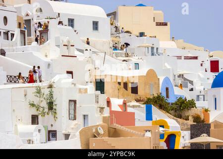 Oia, Santorini, Grecia - 24 maggio 2024: Architettura bianca della città di Oia sull'isola di Santorini Foto Stock